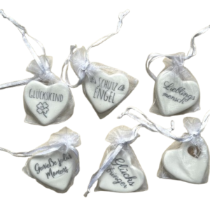 Porzellanherz mit Spruch in Organzasackerl sort.