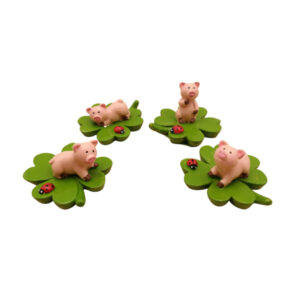 Minischwein auf großem Klee