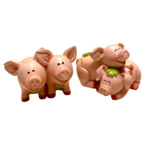 Zwei kleine Ferkel mit Kleeblättern sort.