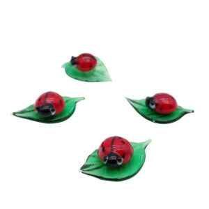 Marienkäfer auf grünem Blatt