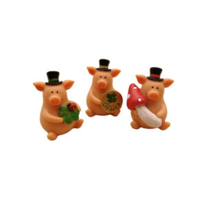 Schweinchen mit Glücksbringer in der Hand