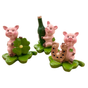 Schweinchen mit Glücksbringern auf Klee sort.