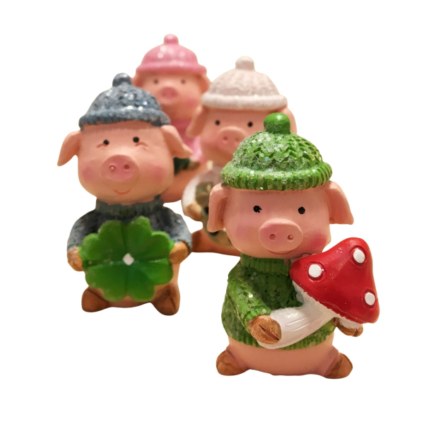 Schweinchen mit gestricktem Pulli und Haube sort.