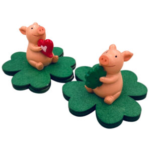 Schweinchen auf Holzklee sort.