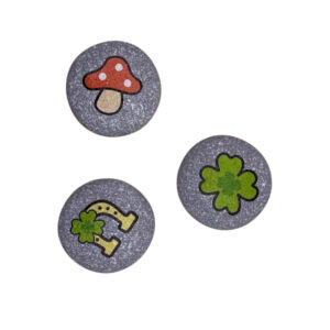 Stein mit Glückssymbol auf Magnet sort.