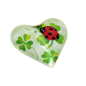 Glasherz mit Kleeblatt und Käfer