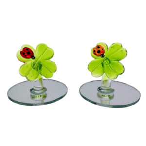 Klee mit Marienkäfer auf Spiegel sort.