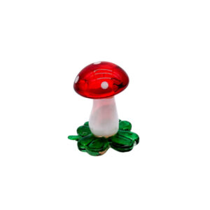 großer Pilz auf Kleeblatt