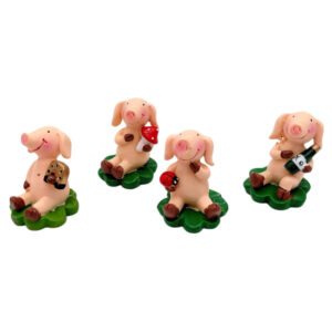 sitzendes Ferkel auf Kleeblatt sort.