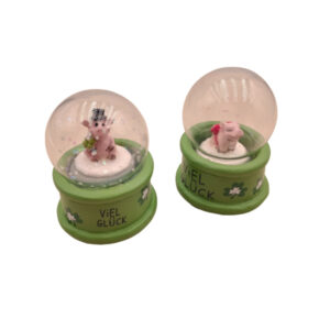 Schneekugel mit Schwein sort.