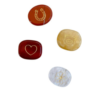 Edelstein mit graviertem Glückssyymbol sort.