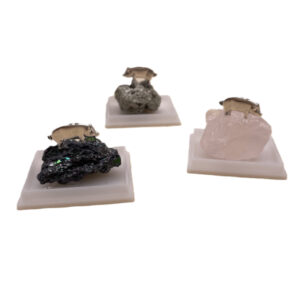 Schweinchen auf Mineralstein sort.