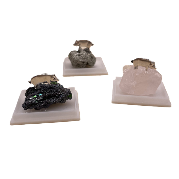 Schweinchen auf Mineralstein sort.