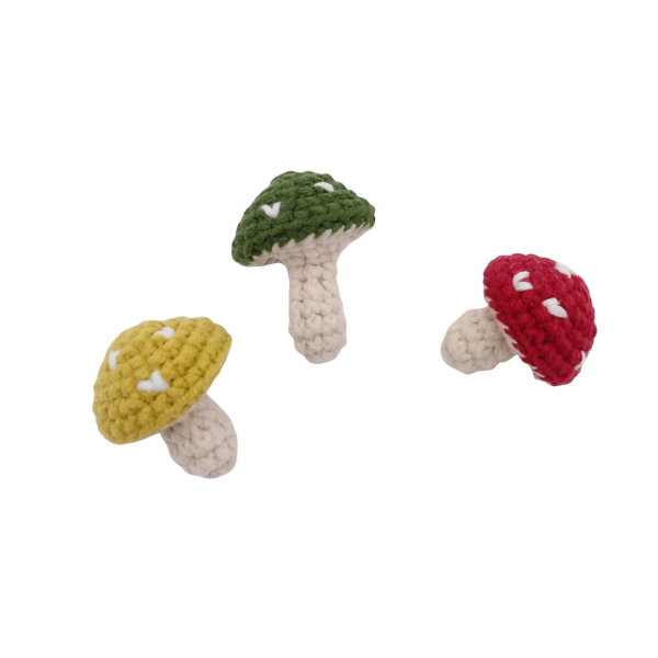 gehäkelter Pilz mit Herzen sort.