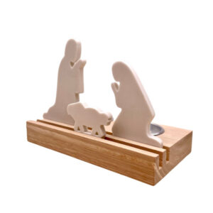 Krippe mit Porzelanfiguren und Teelicht